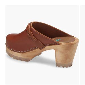 MIA ELSA CLOG - 100% IMPORTED LEATHER - SIZE 8M - EUC - GREAT WITH FLARED JEANS